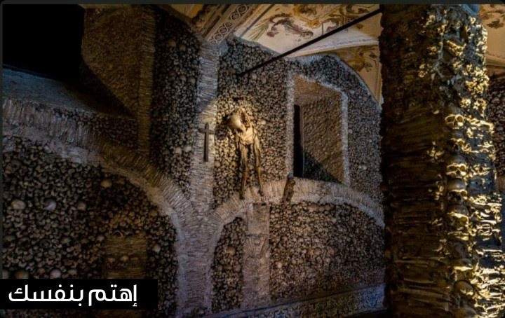 طفل صغير معلق بسلاسل حديدية على جدران كنيسة كابيلا دوس اوسوس